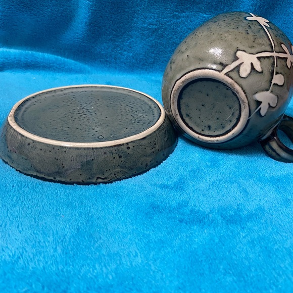 Unbranded cup and saucer - Picture 3 of 3